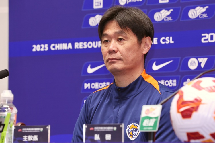 李霄鹏：已经被动做两次换人&只有一次名额，换下两外援迫不得已